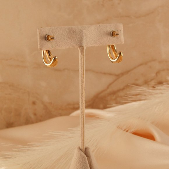 SOLD Vintage Black and Gold Trifari Pierced Earrings - Picture 8 of 10